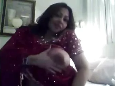 Busty एजंट तिच्या क्लायंटला चोखत आहे