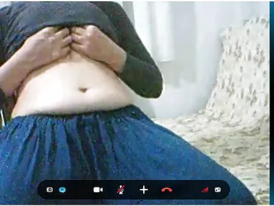 अतृप्त मुलगी आनंदातून ओरडत आहे