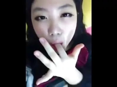 Kira Perez तिच्या विदेशी मांजर चाटले आणि चांगले चोखले