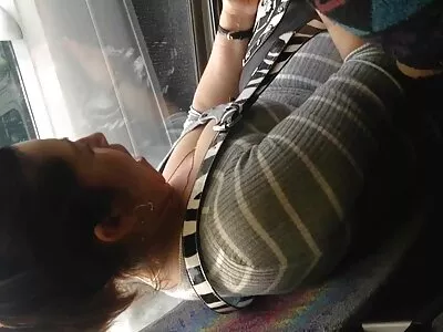 रेडहेड मॉमी स्कार्लेट रोज फिंगर बँग तिच्या टवाट