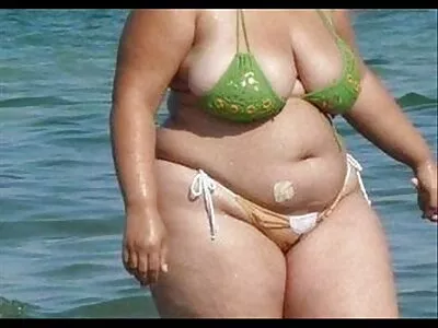 Busty श्यामला कामुक स्टॉकिंग्ज घातली आहे