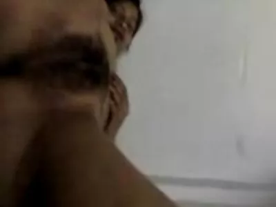 विवाहित स्त्री तिच्या शेजाऱ्याला चोदत आहे