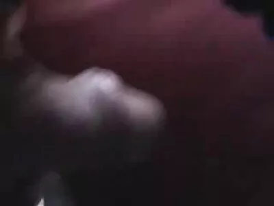 गोड मुलगी एका काळ्या मुलाला चोखत आहे