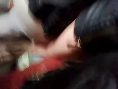 क्लॉडिया मेरी खेळ खेळते पोक तिच्या