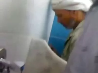 निळ्या डोळ्यांच्या बाळाला तिला हवे ते मिळाले