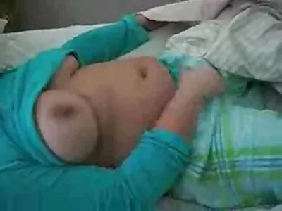 रेडहेड परिपक्व लेडी तिच्या मफ फ्लिक्स