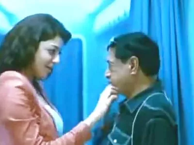 लहान श्यामला पलंगावर चोदली गेली