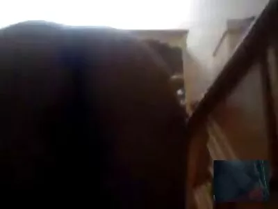 लाल केस असलेली बेब आनंदातून ओरडत आहे