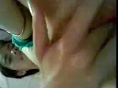 Busty गोरा गृहिणी हस्तमैथुन तिच्या सावत्र मुलाला पकडते