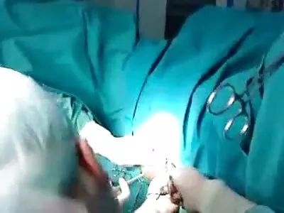 ऑड्रे बिटोनी विविध पदांवर चोखत आहे