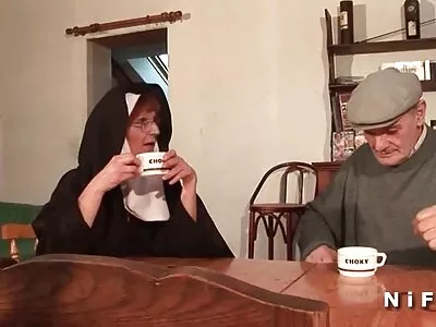 गलिच्छ मनाच्या मुलीने तिच्या विवाहित शेजाऱ्याला चोखले