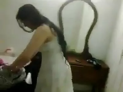 दोन बेब्स अनोळखी माणसाचे डिक चोखत आहेत