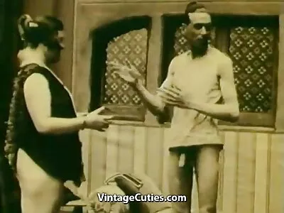 कामुक चड्डी मध्ये गोरा नखे ​​आला