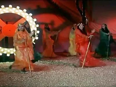 विकृत एमआयएलएफ डाना डियरमोंड टेबलवर चोखला जातो