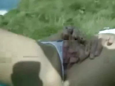 लहान मुलगी खूप मोठी, काळी डिक चालवत आहे