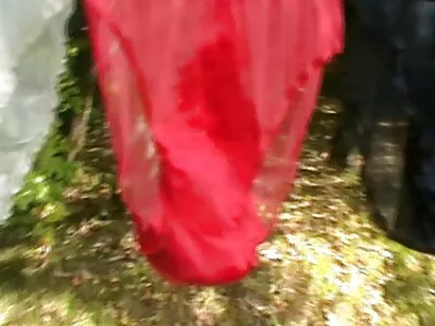 बेला रीसेस स्लीट सीन्स ब्लॅक मॉन्स्टीने भरलेली