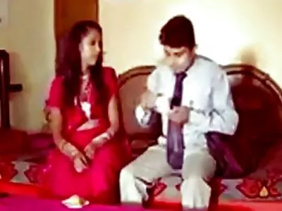 एमिली मेनाला चांगले संभोग सत्र आवश्यक आहे